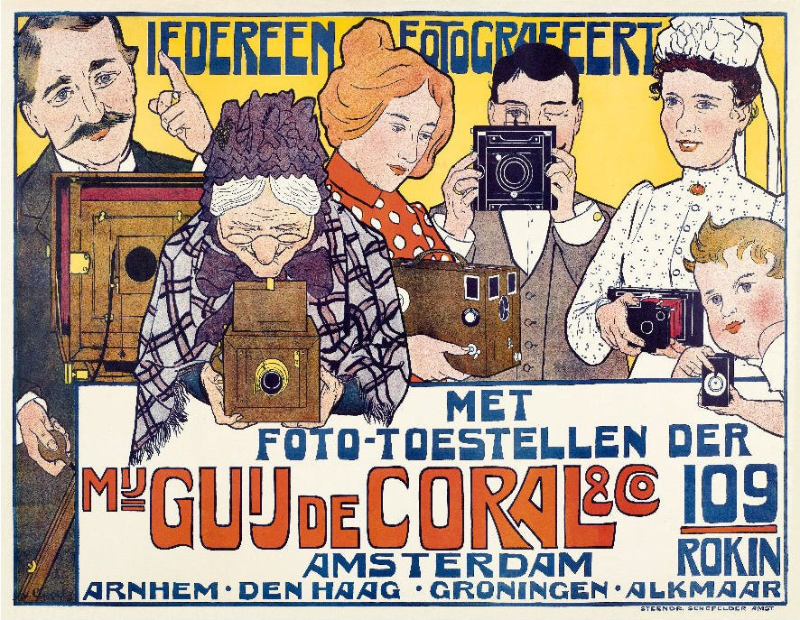 Decorative "Ledereen fotografeert" (1901) by Johann Georg van Caspel Poster | High - Quality Print | Repositionable Adhesive - Pasquín