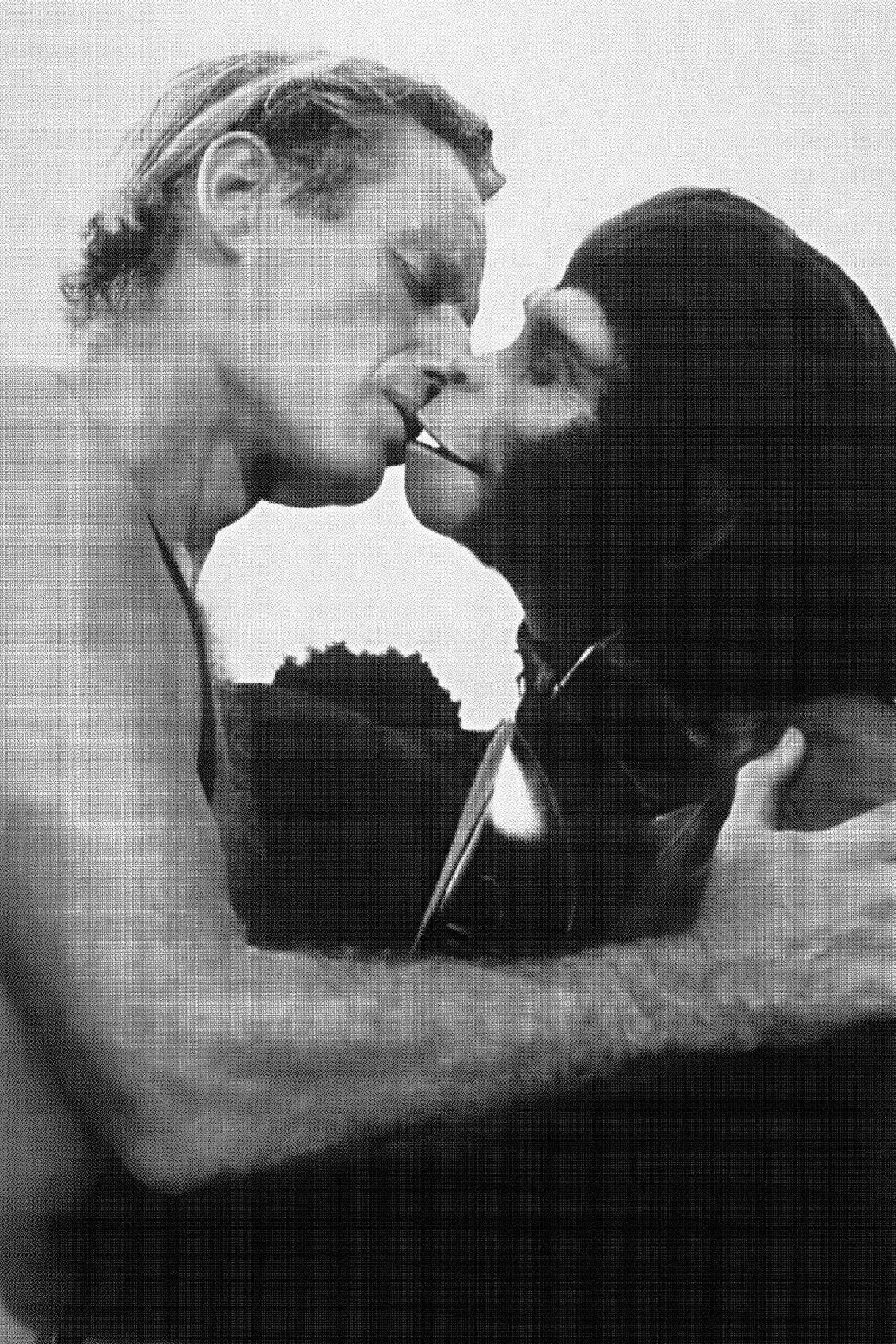 Decorative "Planet of the Apes, The Kiss" Poster | High - Quality Print | Repositionable Adhesive - Pasquín