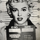 Poster adhesivo reposicionable: Marilyn Monroe arrestada - Tienda Pasquín